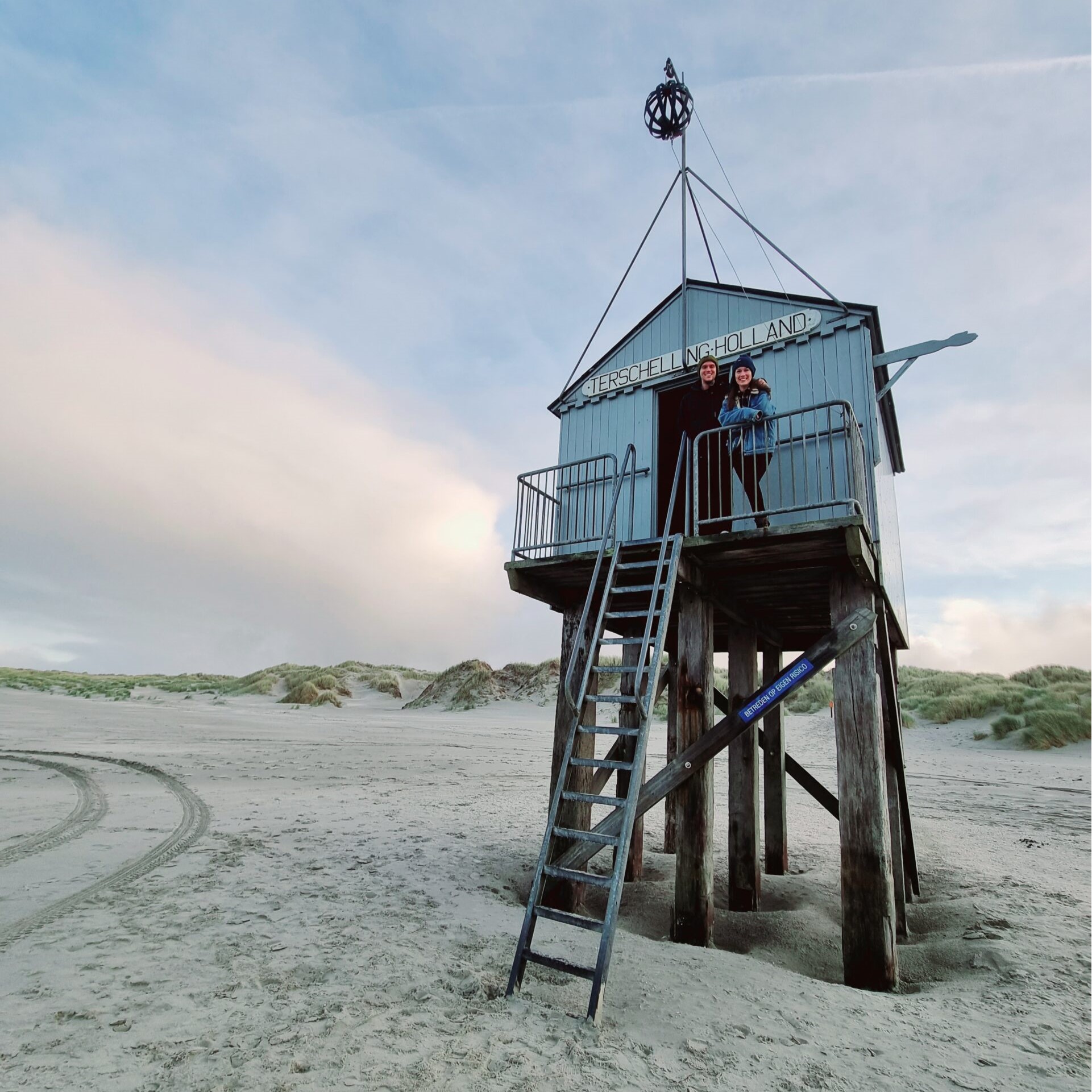 drenkelingenhuisje Terschelling Strand en duinen op Terschelling met voetstappen