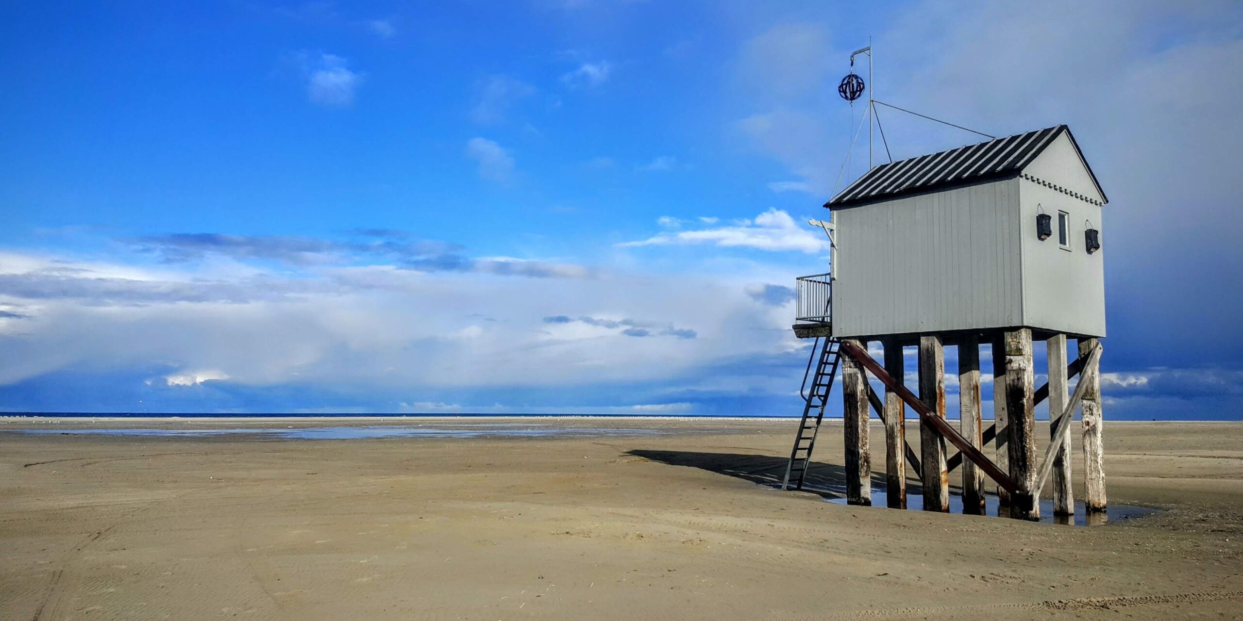 Het Drenkelingenhuisje op het strand van Terschelling
