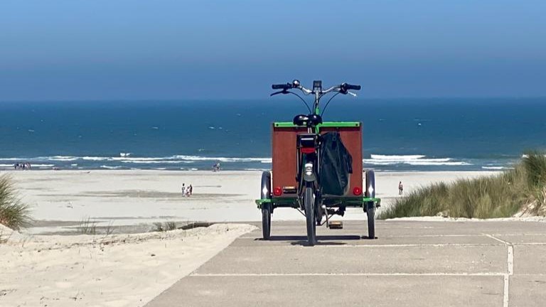 bakfiets terschelling Fiets op de strand overgang Terschelling