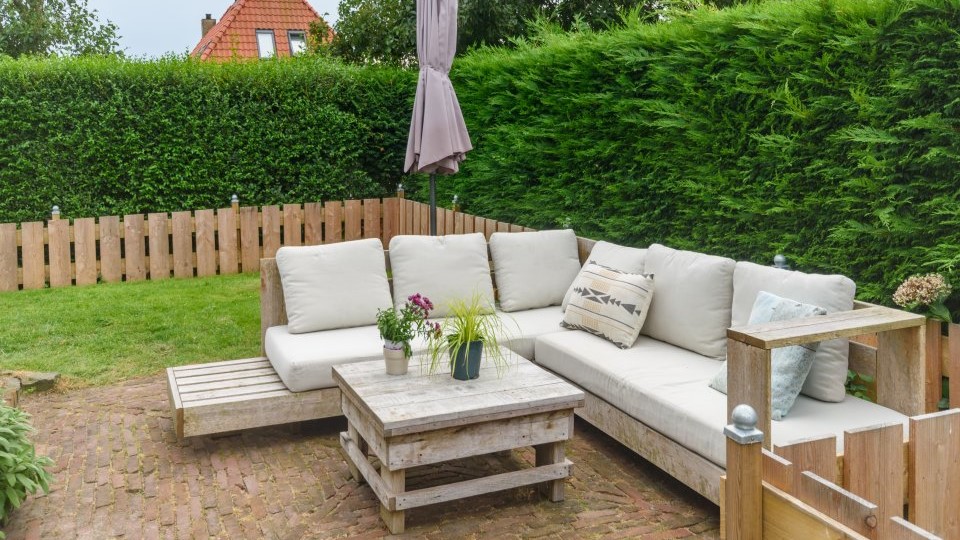 Omheinde tuin loungebank Terschelling Omheinde tuin met loungebank op Terschelling