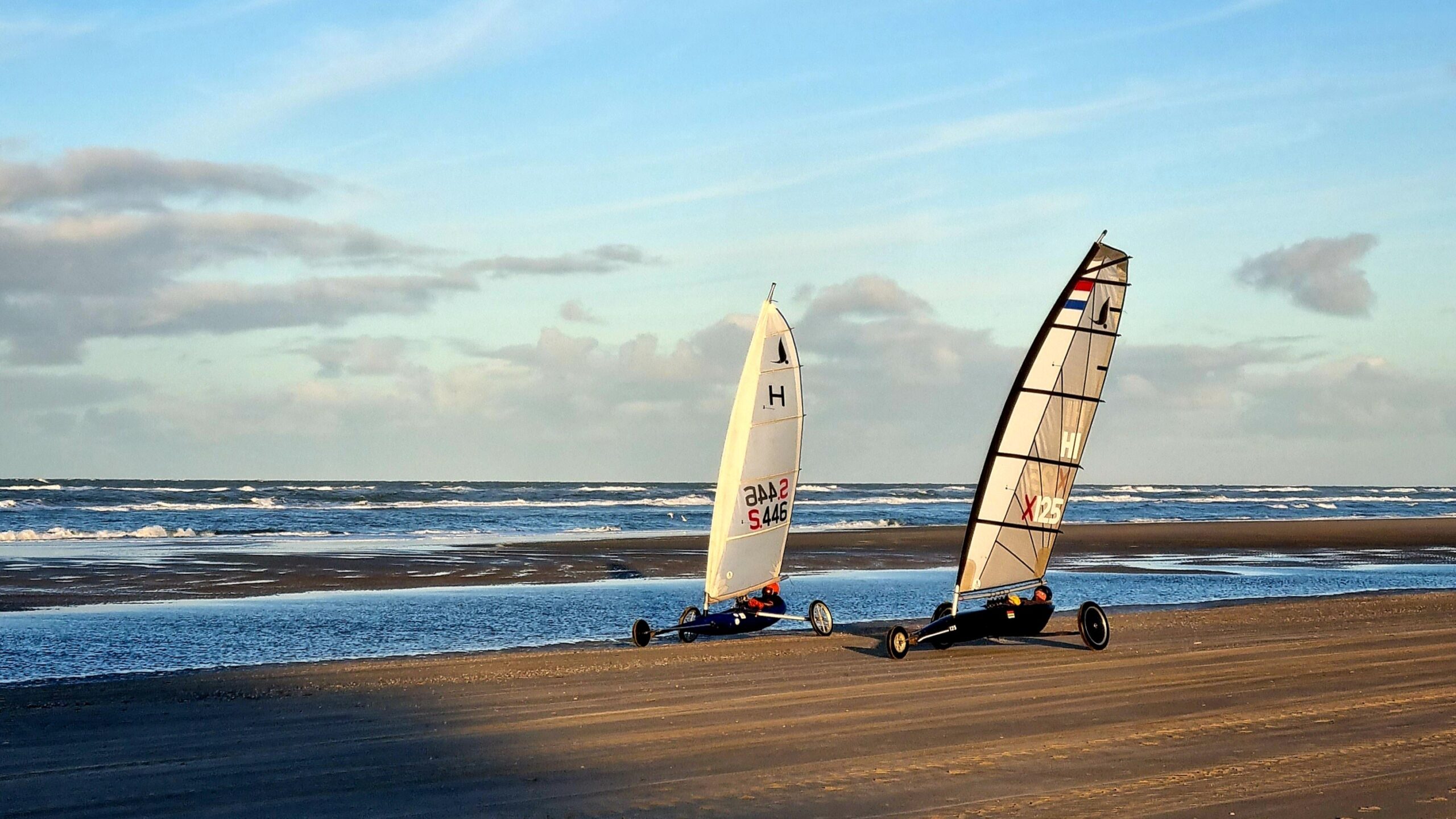 blowkarten op het strand van Terschelling langs de zee
