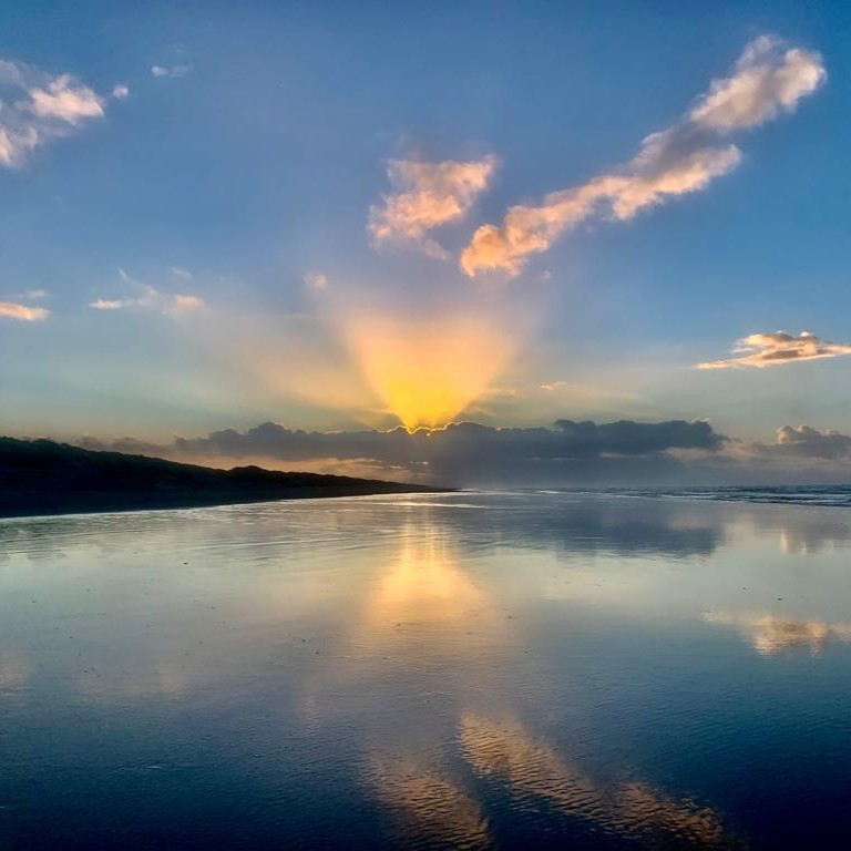 Genieten van de natuur, een mooie zonsondergang op het strand over het water en de Noordzee. Op Terschelling beleef je de vakantie van je dromen.