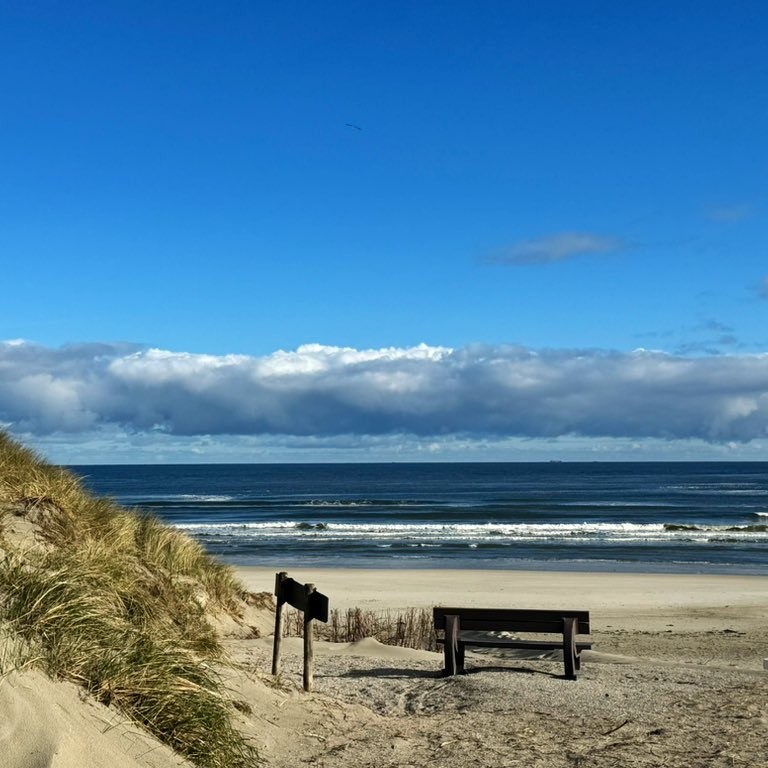 Strand van Terschelling. Noordzee strand met blauwe lucht.