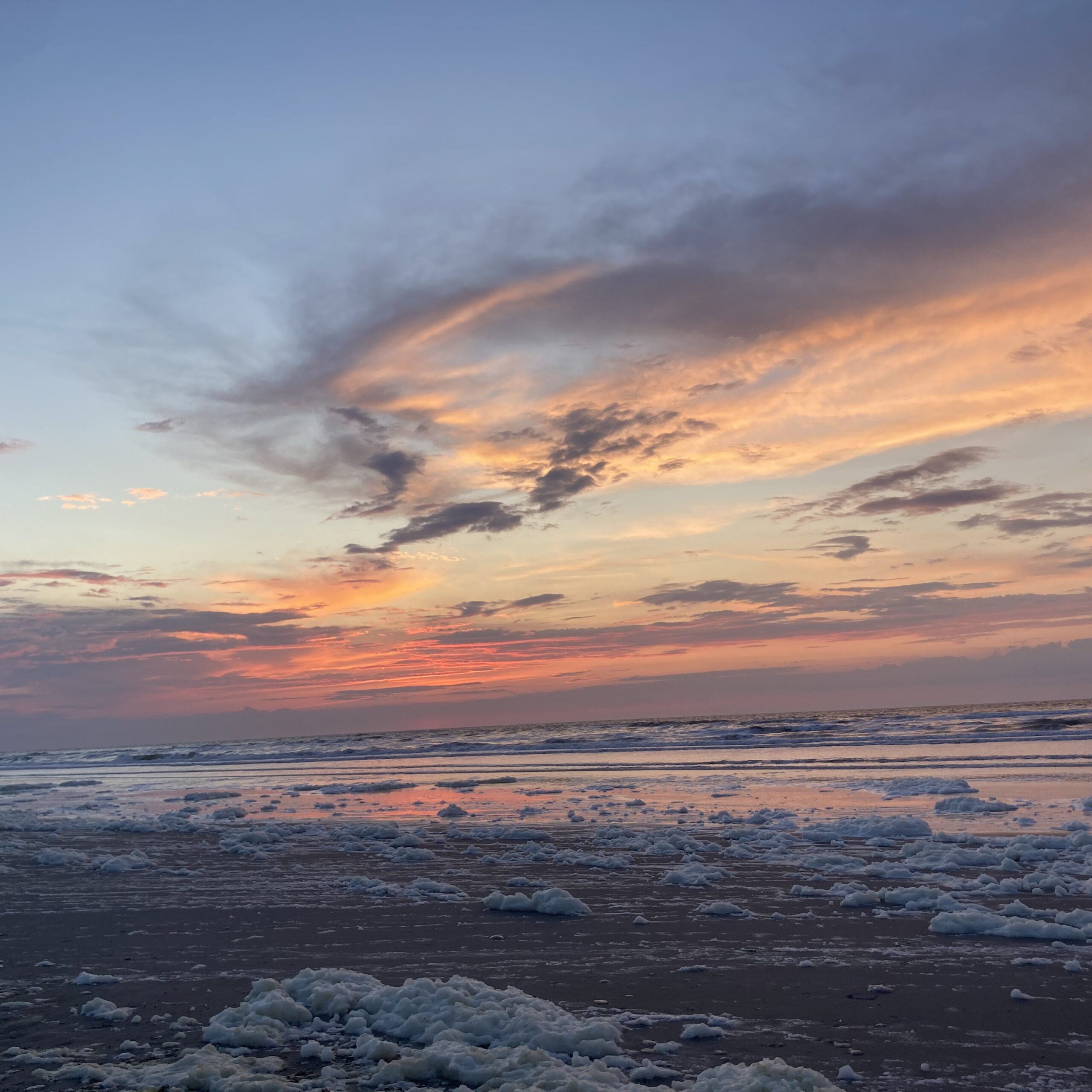 Zonsondergang op het strand van Terschelling. Mooie luchten boven de Noordzee.