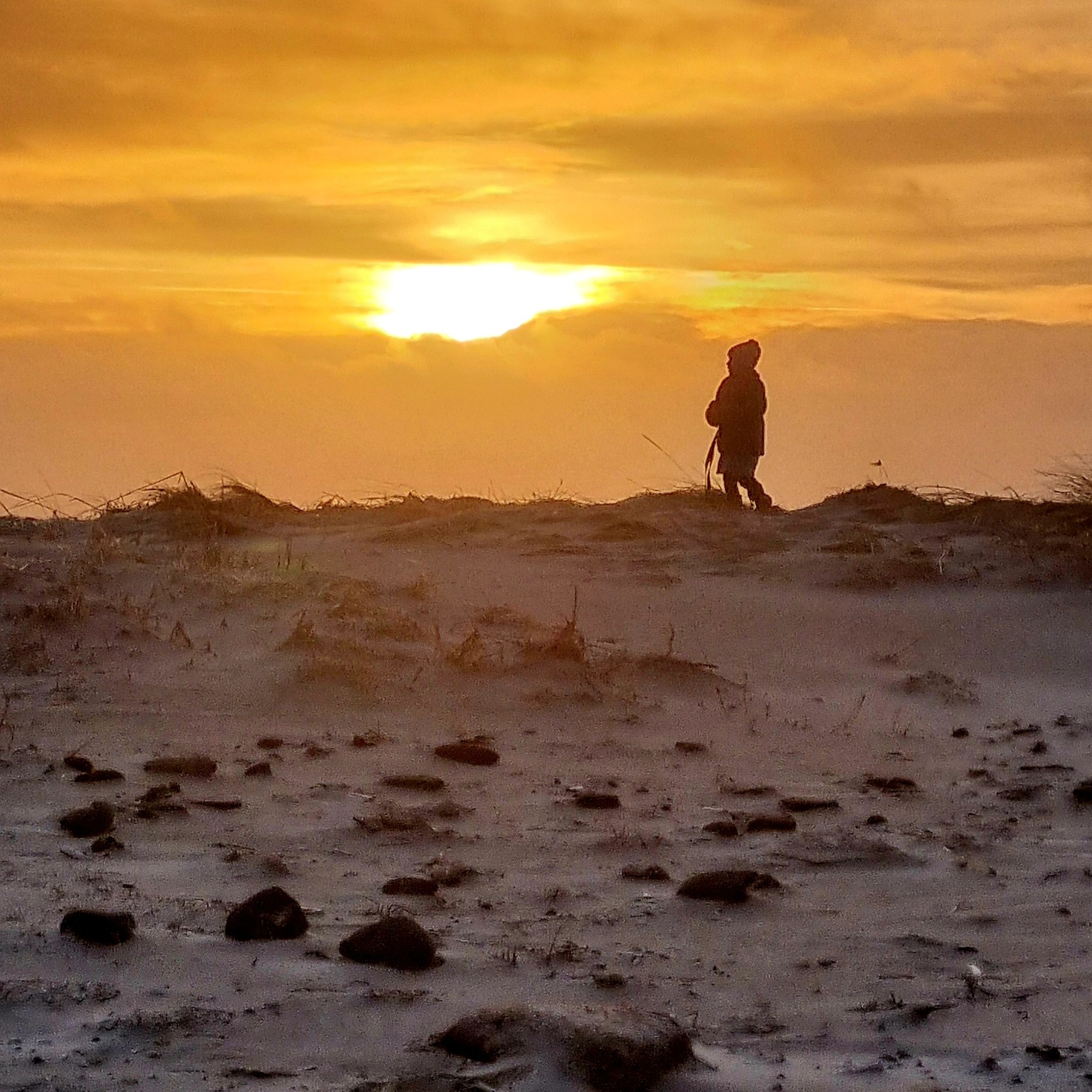 Wandelen met zonsondergang op Terschelling. Geniet van oneindige wandelroutes over het waddeneiland.
