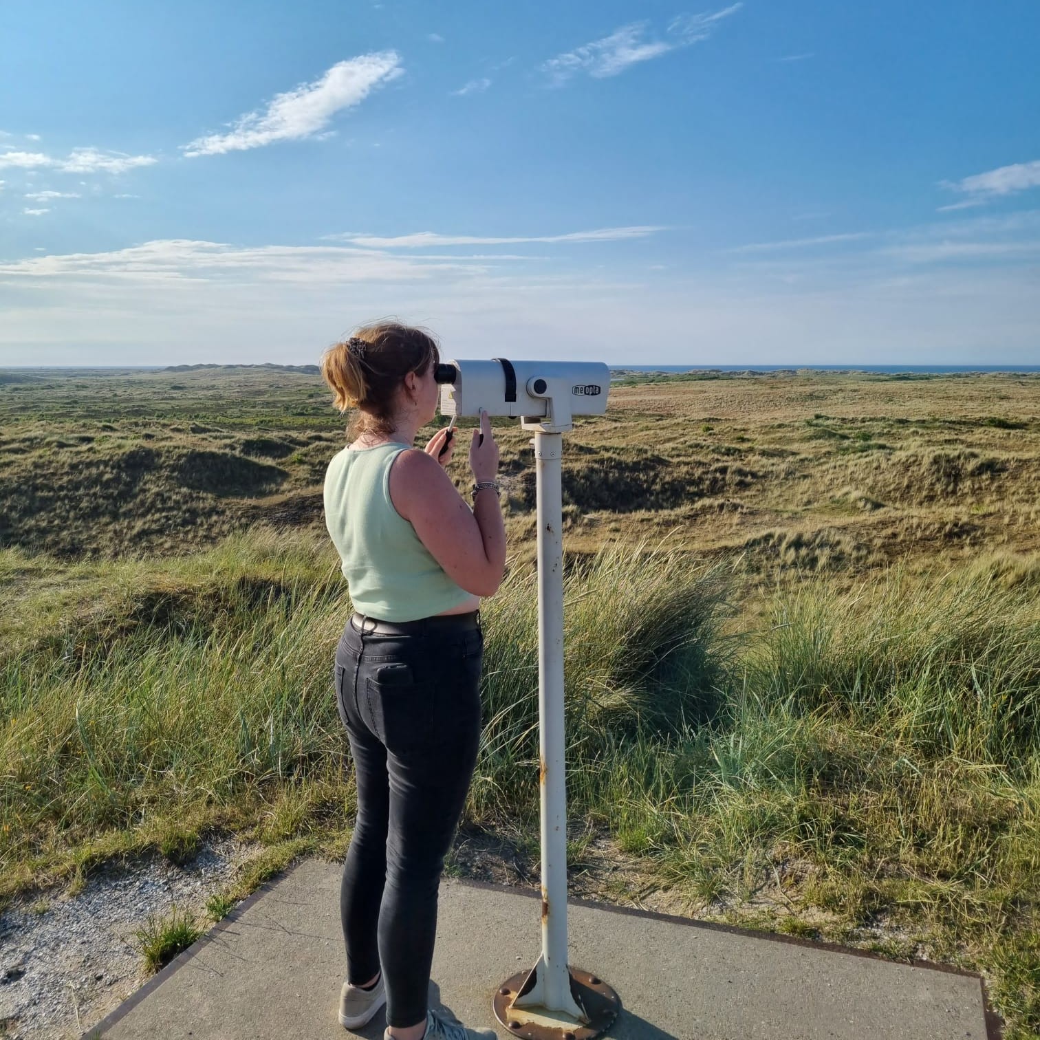 Verrekijker in de natuur op Terschelling. Omringd door de natuur en de duinen. Soloreizen naar Terschelling een weekendje voor jezelf. Even tot rust komen en de tijd nemen.