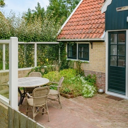 Vakantiehuisje met omheinde tuin op Terschelling. Vakantie met hond op Terschelling. Vakantie met kids. Vakantie verblijf met eigen tuin